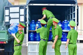 Trường Đại học Cảnh sát nhân dân trao tặng nước uống cho người dân tỉnh Bến Tre