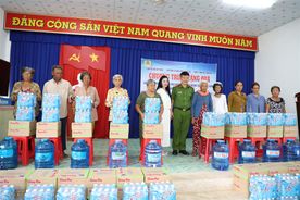 Tặng quà, hỗ trợ nước uống cho người dân có hoàn cảnh khó khăn vùng ven biển