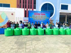 Vận động trao tặng 300 bồn chứa nước cho nhân dân vùng hạn, mặn
