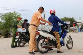 Trao tặng nước ngọt cho người dân vùng hạn mặn huyện biên giới Giang Thành