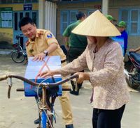 Công an tỉnh Bình Dương phối hợp hỗ trợ nước ngọt cho người dân tỉnh Bến Tre
