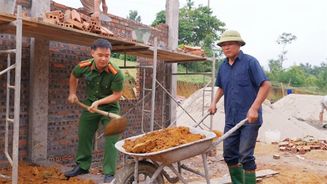 Công an huyện giúp đỡ người dân dựng lại nhà sau thiên tai