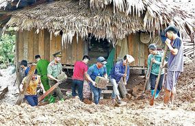 Công an tỉnh Yên Bái hỗ trợ người dân xây dựng nơi ở mới, giúp nhanh chóng ổn định cuộc sống sau mưa lũ, sạt lở đất