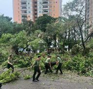 Sinh viên các học viện CAND hỗ trợ người dân khắc phục hậu quả bão số 3