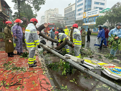Lực lượng Công an các tỉnh, thành phố giúp nhân dân và chính quyền địa phương khắc phục hậu quả cơn bão số 3