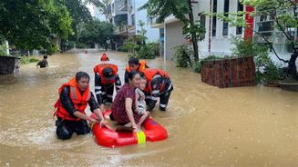 Hàng trăm Cảnh sát cơ động giúp dân thoát khỏi vùng lũ tại Lào Cai, Yên Bái