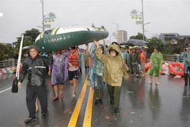 Đoàn Thanh niên, Hội Phụ nữ, Công Đoàn CAND tặng quà cán bộ, chiến sĩ và nhân dân vùng lũ Thái Nguyên, Yên Bái