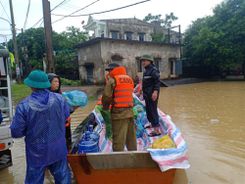 Lực lượng Công an Ninh Bình triển khai quyết liệt các biện pháp giúp nhân dân chống lũ, ngập úng trên địa bàn