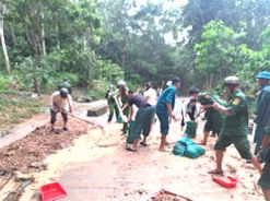 Kiên Giang: Công an xã tham gia hỗ trợ khắc phục vụ sạt lở