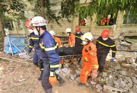 Tiếp tục tìm thấy và nhanh chóng đưa 01 thi thể nạn nhân ra ngoài đống đổ nát tại Myanmar