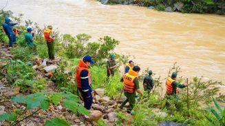 Lào Cai: Tích cực triển khai tìm kiếm nạn nhân đuối nước tại sông Xanh thuộc huyện Mường Khương