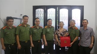 Văn phòng Bộ Công an thăm hỏi gia đình, thân nhân cán bộ tham gia chiến dịch Điện Biên phủ