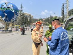 Cảnh sát giao thông Lào Cai đảm bảo an toàn trên các tuyến đường hướng về Điện Biên Phủ