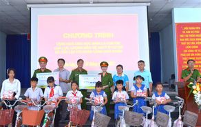 Công an tỉnh Cà Mau tặng quà học sinh là con của lực lượng an ninh trật tự ở cơ sở có hoàn cảnh khó khăn