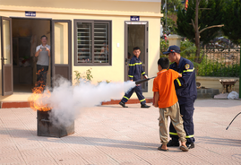 Công an tỉnh Hòa Bình tổ chức tuyên truyền pháp luật, trao quà tặng bà con nhân dân xã vùng cao