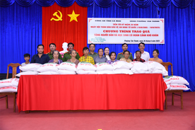 Công an tỉnh Cà Mau trao quà tặng các gia đình có hoàn cảnh khó khăn