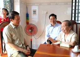 Bộ trưởng Lương Tam Quang thăm, tặng quà gia đình chính sách trên địa bàn thành phố Tây Ninh, tỉnh Tây Ninh