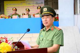 Thứ trưởng Trần Quốc Tỏ thăm, tặng quà các lực lượng của Bộ Công an tham gia Lễ kỷ niệm 50 năm Ngày Giải phóng miền Nam, thống nhất đất nước.
