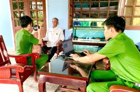 Quảng Ngãi: Công an xã làm căn cước và tích hợp định danh điện tử mức 2 cho người già tại nhà