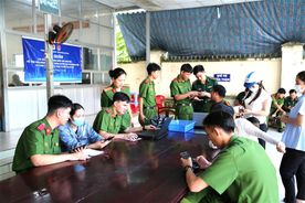 An Giang: Xung kích hỗ trợ người dân thực hiện dịch vụ công trực tuyến sau khi thực hiện chính quyền địa phương 2 cấp