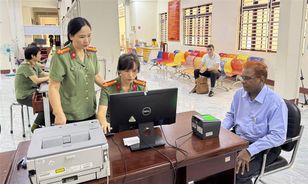 Công an Đắk Lắk cấp định danh điện tử mức độ 2 cho người nước ngoài