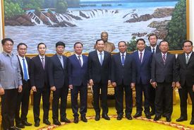 Thứ trưởng Lê Văn Tuyến chào xã giao Phó Thủ tướng, Bộ trưởng Bộ Công an Lào