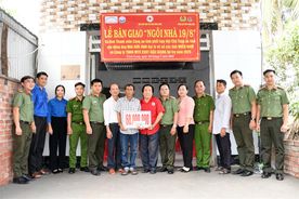 Bàn giao “Ngôi nhà 19/8” tặng Tổ viên Tổ bảo vệ an ninh trật tự ở cơ sở