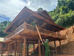 Nghệ An: Công an xã Na Loi phối hợp với các lực lượng hỗ trợ người dân di dời tài sản do sạt lở đất