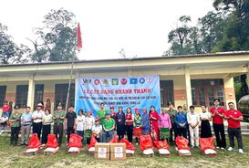 Cao Bằng: Khánh thành công trình đường, đèn năng lượng mặt trời và trao 01 tấn gạo tặng người dân xã Xuân Trường