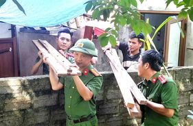 Phú Thọ: Công an xã Mường Hoa di dời khẩn cấp người dân ra khỏi khu vực sạt lở nguy hiểm