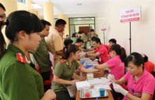 Hiến máu tình nguyện vì cộng đồng nhân kỷ niệm 70 năm Ngày truyền thống CAND