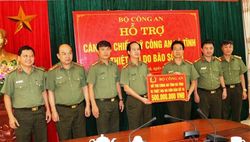 Bộ Công an hỗ trợ 500 triệu đồng cho cán bộ, chiến sỹ Công an tỉnh Hà Tĩnh bị thiệt hại do bão số 10 gây ra