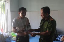 Thăm hỏi cán bộ Công an bị thương khi làm nhiệm vụ đêm Giao thừa