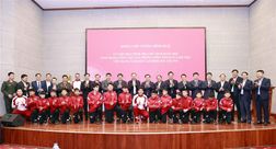 Chủ tịch Quốc hội Vương Đình Huệ thăm Trung tâm Đào tạo bóng đá trẻ PVF