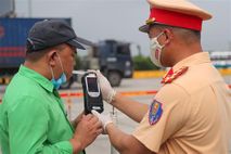 Tăng cường tuần tra, kiểm soát, xử lý vi phạm theo chuyên đề “Người điều khiển xe trên đường mà trong cơ thể có chất ma túy, vi phạm nồng độ cồn”