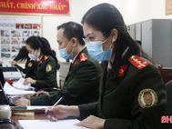 Công an Hà Tĩnh tận tình hướng dẫn người dân đến làm hộ chiếu trong những ngày đầu năm mới