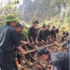 Lực lượng Cảnh sát cơ động giúp người dân Quảng Bình khắc phục hậu quả bão số 10