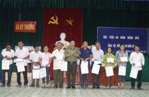 Học viện An ninh nhân dân thăm, tặng quà nhân dân chịu thiệt hại do cơn bão số 10