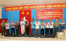 Văn phòng Bộ Công an và Công an tỉnh An Giang tặng quà học sinh nghèo, gia đình chính sách vùng đồng bào dân tộc