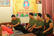 Công an các đơn vị, địa phương tri ân các gia đình chính sách nhân dịp kỷ niệm 71 năm Ngày Thương binh - liệt sĩ