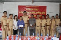 Cảnh sát giao thông các địa phương thăm hỏi, tặng quà gia đình chính sách, cán bộ có hoàn cảnh khó khăn