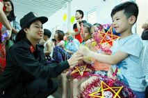 Tuổi trẻ Công an TP Hà Nội mang Tết Trung thu sớm tới bệnh nhân nhi