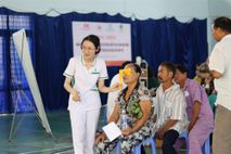 Bệnh viện 199 khám, cấp thuốc miễn phí cho người lao động tiếp xúc môi trường độc hại