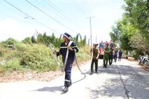 Gác ngày nghỉ lễ vận chuyển nước sạch đến với người dân