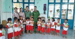 Bình Thuận: Trao tặng hàng trăm phần quà Trung thu cho các em nhỏ tại xã Phan Thanh