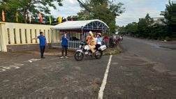 Long An: Cảnh sát giao thông hỗ trợ kịp thời thí sinh bị té ngã khi tham gia giao thông đến điểm thi an toàn