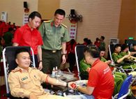 Hundreds of police officers donate blood in Bac Giang