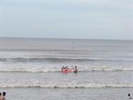 Ha Tinh police officer braves rough waves to rescue schoolboy