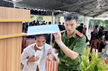 Khám bệnh, cấp thuốc miễn phí và tặng quà cho người dân có hoàn cảnh khó khăn trên địa bàn tỉnh An Giang