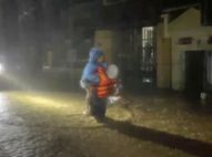 Công an các địa phương giải cứu nhiều người trong mưa bão
